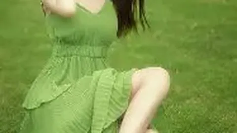 郑钦文首战失利，三度丢掉发球局，0比1落后萨巴伦卡陷入被动